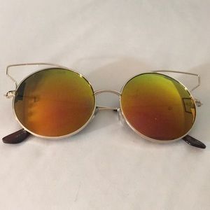 Chic multi-colored sunglasses 😎